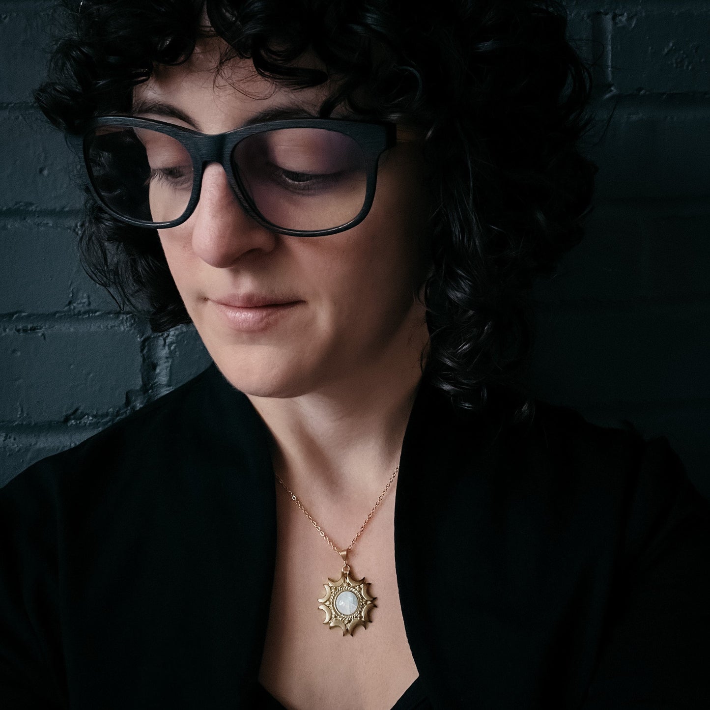 Colar Bruxa Lunar - Pingente de Pedra da Lua Arco-íris